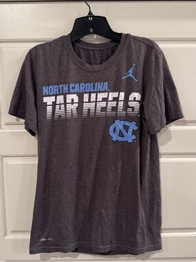 Nike Jordan Gray North Carolina Tar Heels Short Sleeve T-Shirt Women Size Small